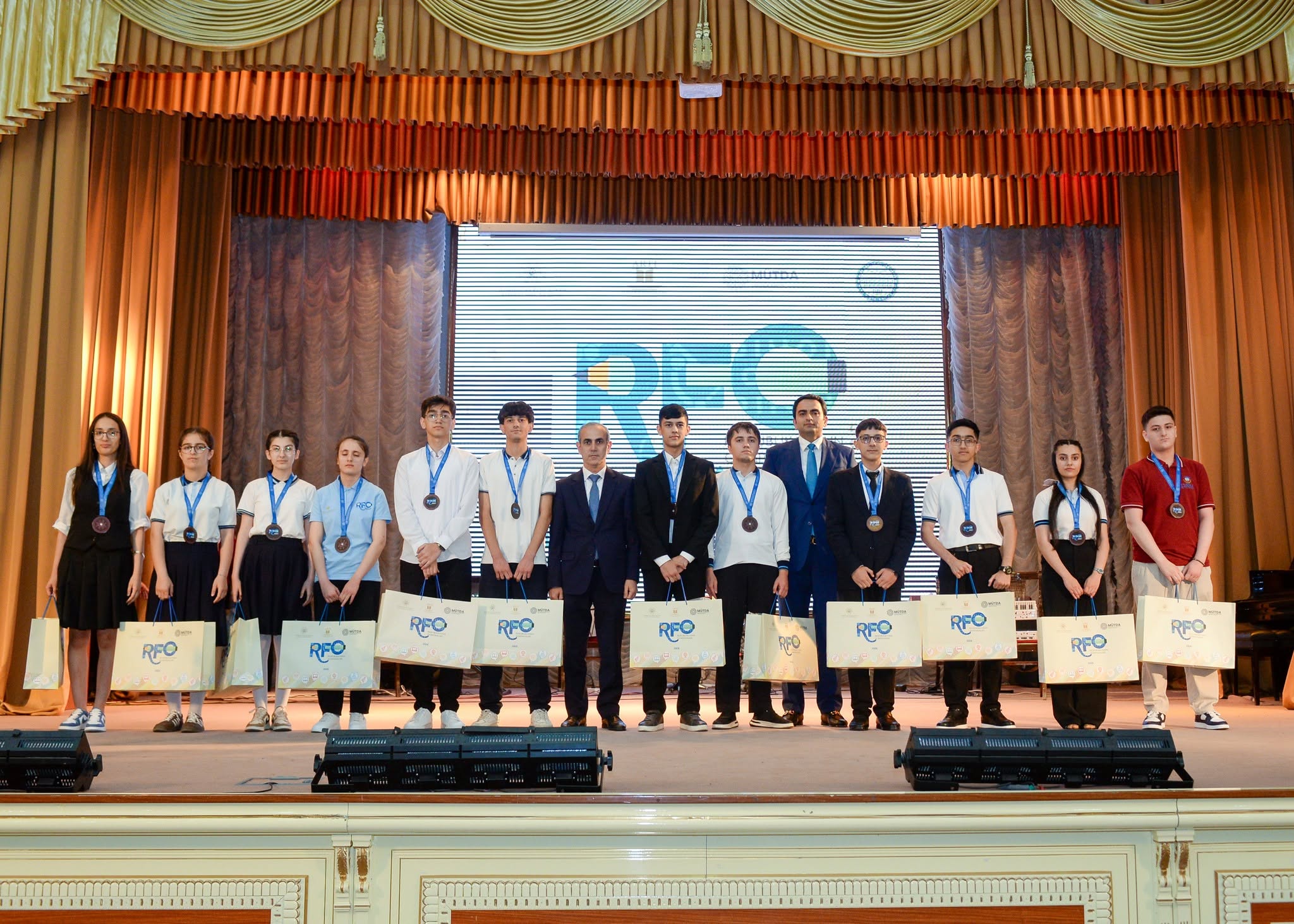 MEK-in direktoru BDU-da keçirilən Respublika Fənn Olimpiadalarının humanitar fənlər üzrə qalibləri mükafatlandırılma mərasimində iştirak edib