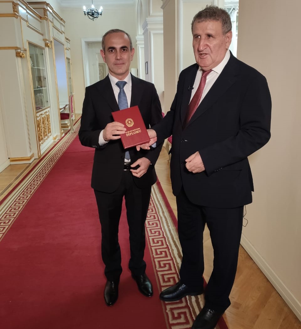 AMEA Mərkəzi Elmi Kitabxanasının direktoru, dosent Hüseyn Hüseynova Azərbaycan Respublikasının Prezidenti yanında Ali Attestasiya Komissiyasının (AAK) müvafiq qərarına əsasən texnika elmləri doktoru elmi dərəcəsi verilib.
